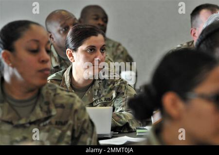 Sergent d'état-major Jennifer Toney porte une attention particulière à l'instruction offerte lors d'un cours de premier de son genre sur les personnes responsables qui a eu lieu le 19-23 septembre dans le comté de Chesterfield, en Virginie. Toney était l'un des 22 étudiants participant à l'événement de cinq jours au cours duquel les soldats culinaires ont obtenu une certification de sécurité alimentaire. Banque D'Images