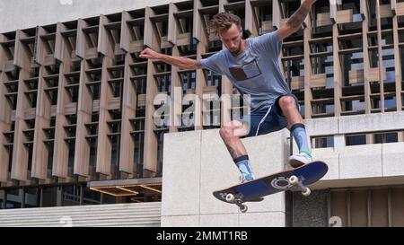 Le patinage est plus qu'un passe-temps. Les skateboarders dans la ville. Banque D'Images