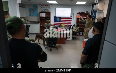 Les instructeurs du chien de travail militaire de l'escadron 736th des forces de sécurité donnent un aperçu du cours d'immersion du MWD aux marins de la base navale américaine de Guam et du département de police de Guam des officiers d'armes et de tactiques spéciales à Northwest Field, Guam, le 22 septembre 2022. Le cours d'immersion a permis aux différents organismes d'accéder aux installations de la Force aérienne et aux cours de formation. Cela a permis le partage des connaissances entre les services. Toutes les parties ont exprimé leur intérêt à augmenter le nombre de formations conjointes à l'avenir. Banque D'Images