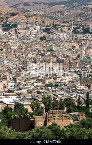 Sur une colline surplombant la vieille ville de Fès au Maroc se trouvent les ruines de l'ancien mur de la ville qui a autrefois entouré la médina. Banque D'Images