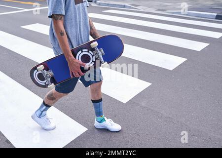 Le patinage est plus qu'un passe-temps. Les skateboarders dans la ville. Banque D'Images