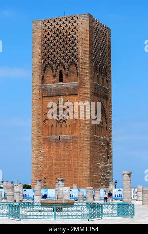 La magnifique Tour Hassan à Rabat au Maroc. La tour est le minaret de grès rouge incomplet d'une mosquée commencée en 1195. Banque D'Images
