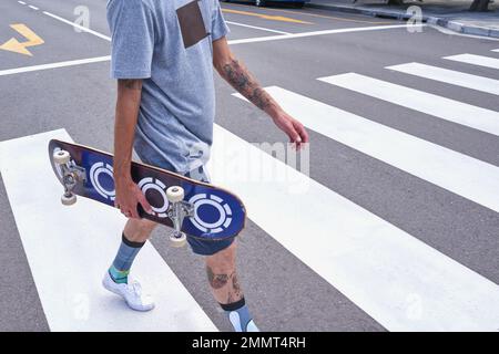 Le patinage est plus qu'un passe-temps. Les skateboarders dans la ville. Banque D'Images