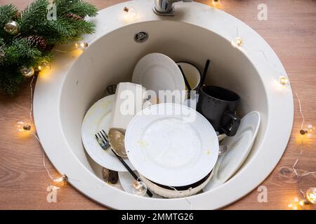 Des plats sales dans le lavabo de la cuisine débarquée, des vacances après un festin à Noël. Mess après les invités pour le nouvel an, nettoyage de cuisine, det Banque D'Images