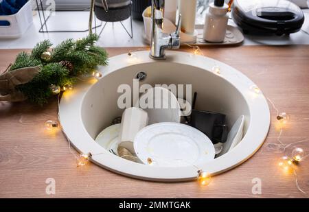 Des plats sales dans le lavabo de la cuisine débarquée, des vacances après un festin à Noël. Mess après les invités pour le nouvel an, nettoyage de cuisine, det Banque D'Images