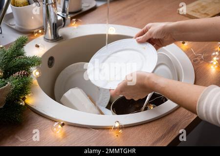 Des plats sales dans le lavabo de la cuisine débarquée, des vacances après un festin à Noël. Mess après les invités pour le nouvel an, nettoyage de cuisine, det Banque D'Images