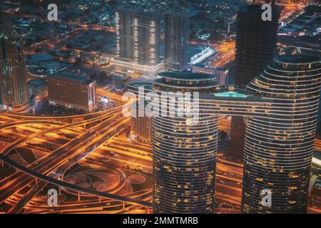 Vue aérienne panoramique de Dubaï Skyline. Trafic de nuit Banque D'Images