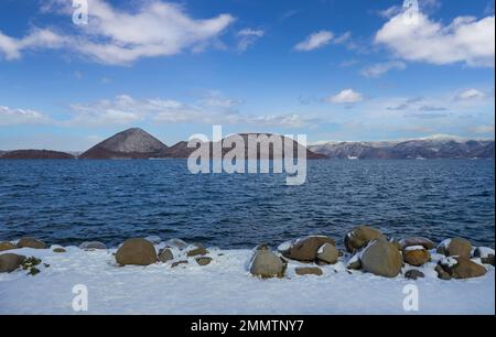 Vue d'hiver paysage Lac Toya dans la ville de Toyako, Hokkaido, Japon Banque D'Images