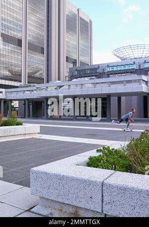 Le patinage est plus qu'un passe-temps. Les skateboarders dans la ville. Banque D'Images