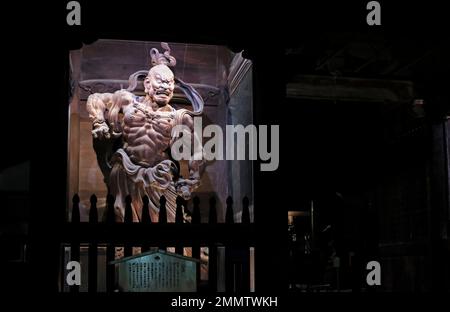 Nagano, Japon - 2 janvier 2023 : gardien du temple japonais à l'entrée du temple Zenkoji à Nagano, Japon, la nuit Banque D'Images