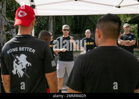 Les soldats de l'armée américaine du quartier général et de la Compagnie du quartier général, 3rd Infantry Brigade combat Team, 25th Infantry Division, reçoivent un briefing sur la sécurité avant de nettoyer la zone au Wahiawa District Park, Wahiawa, Hawaii, 23 septembre 2022. La Brigade Bronco a lavé la zone, ramassé et enlevé les déchets et a accroché de nouveaux filets de basket-ball au parc pour soutenir la Journée des terres publiques, qui a lieu chaque année le quatrième samedi de septembre. Banque D'Images