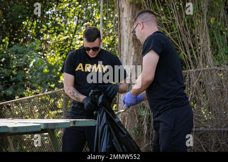 Des soldats de l'armée américaine du quartier général et de la Compagnie du quartier général, 3rd Infantry Brigade combat Team, 25th Infantry Division, ramassent les déchets au Wahiawa District Park, Wahiawa, Hawaii, 23 septembre 2022. La Brigade Bronco a lavé la zone, ramassé et enlevé les déchets et a accroché de nouveaux filets de basket-ball au parc pour soutenir la Journée des terres publiques, qui a lieu chaque année le quatrième samedi de septembre. Banque D'Images