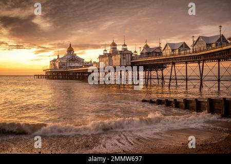 Eastbourne Pier au lever du soleil, dans le comté de East Sussex, sur la côte sud de l'Angleterre, au Royaume-Uni Banque D'Images