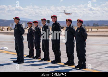 Des membres de l'équipe de parachutisme de l'armée américaine se présentent à la foule après un saut de démonstration sur le MCAS Miramar près de San Diego, en Californie, le 23 septembre 2022. L'équipe de parachutistes de l'armée américaine se présente au salon Miramar Airshow du 23 au 25 septembre. Banque D'Images