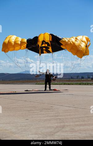 L'équipe de parachutisme de l'armée américaine organise une démonstration au salon aéronautique Miramar de la Marine corps 2022 au MCAS Miramar, en Californie, le 23 septembre 2022. Surnommé les Chevaliers d'or en 1962, « Golden » signifie les médailles d'or que l'équipe a remportées lors des compétitions internationales, et « Knights » fait allusion à l'ambition de l'équipe de conquérir le ciel. Les Golden Knights se produisent dans plus de 100 événements par an. Le thème du MCAS Miramar Air Show 2022, « les Marines combattent, évoluent et gagneront », reflète les efforts de modernisation en cours du corps des Marines pour se préparer à de futurs conflits. Banque D'Images