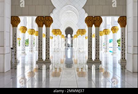 Colonnes de la Grande Mosquée Sheikh Zayed, Abu Dhabi, Émirats arabes Unis Banque D'Images