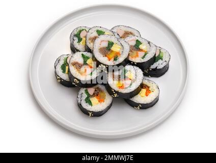 Le gimbap est un aliment coréen composé de riz et de plusieurs ingrédients assaisonnés avec de l'huile de sésame et enveloppés dans de l'algue nori. Banque D'Images