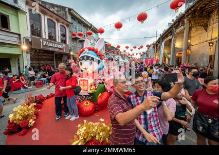 George Town, Malaisie. 28th janvier 2023. Les gens visitent la célébration du nouvel an chinois de Penang à George Town, Penang, Malaisie, le 28 janvier 2023. Credit: Chong Voon Chung/Xinhua/Alay Live News Banque D'Images