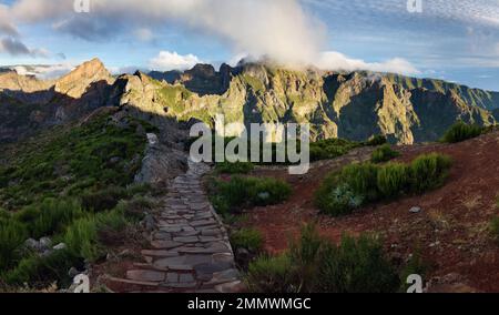 Paysage de lever de soleil en montagne sur les nuages de l'île de Madère sur Pico do Arieiro sur les falaises abruptes et les hauts sommets avec la brume matinale encore couvert Banque D'Images