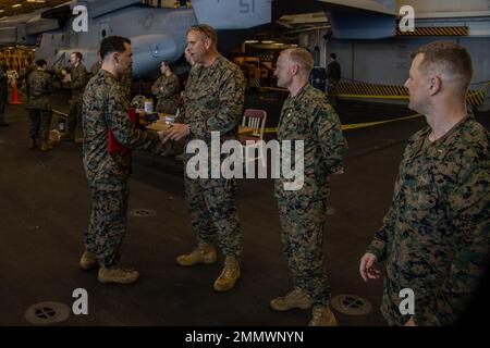 US Navy Hospital Corpsman 3rd classe Jonathon Kazarian, un corpsman de peloton affecté à la compagnie de golf, Bataillon Landing Team 2/5, 31st Marine Expeditionary Unit, à gauche, reçoit un certificat et une pièce de monnaie du U.S. Marine corps Col. Matthew C. Danner, Le commandant du MEU 31st après un tournoi de combat au sol du Marine corps Martial Arts Program à bord du navire d'assaut amphibie USS Tripoli (LHA-7), dans la mer des Philippines, le 23 septembre 2022. Le tournoi a eu lieu pour tester les compétences des Marines et des marins et pour construire la camaraderie par la compétition. Le MEU 31st fonctionne à bord de l' Banque D'Images