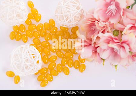 Vitamines pour le coeur, pour les enfants, les taylets sont dispersés sur la table. Additif alimentaire rouge, capsule, forme de coeur. Un mode de vie sain, la prévention des maladies. Photo de haute qualité Banque D'Images