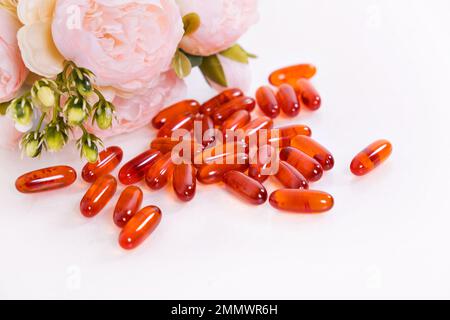 Vitamines pour le coeur, pour les enfants, les taylets sont dispersés sur la table. Additif alimentaire rouge, capsule, forme de coeur. Un mode de vie sain, la prévention des maladies. Photo de haute qualité Banque D'Images