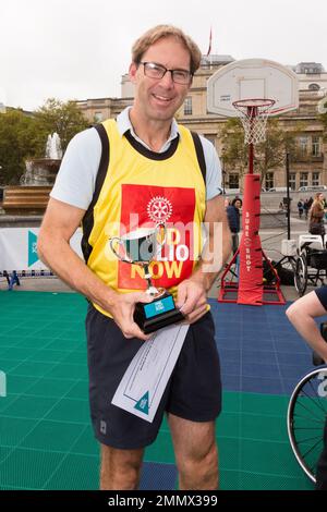 Député conservateur Tobias Ellwood. Les députés britanniques ont rejoint les joueurs britanniques de basket-ball en fauteuil roulant qui ont joué un match de basket-ball en fauteuil roulant pour sensibiliser les gens Banque D'Images