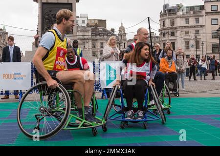 Le député conservateur Tobias Ellwood avec le député travailliste Tulip Siddiq le député britannique rejoint les joueurs britanniques de basketball en fauteuil roulant jouaient un m de basketball en fauteuil roulant Banque D'Images