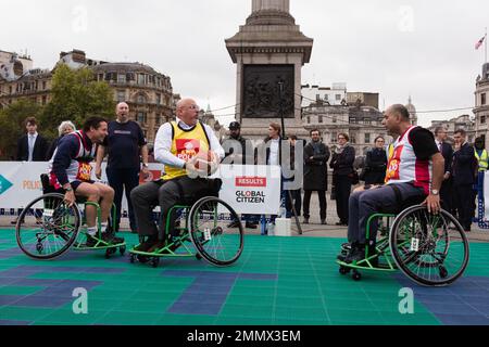 Les députés britanniques, dont Nadhim Zahawi, se joignent aux joueurs britanniques de basketball en fauteuil roulant pour jouer à un match de basketball en fauteuil roulant Banque D'Images