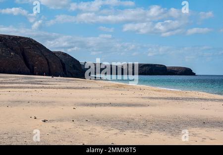 Vue panoramique sur le Playas de Papagayo, la plage de papagayo, les îles Canaries, Lanzarote, donnant sur l'océan Atlantique. Banque D'Images