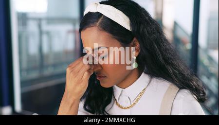 Lunettes, maux de tête et épuisement professionnel avec une femme noire souffrant de stress ou d'anxiété au bureau. Santé mentale, migraine et lunettes avec un Banque D'Images