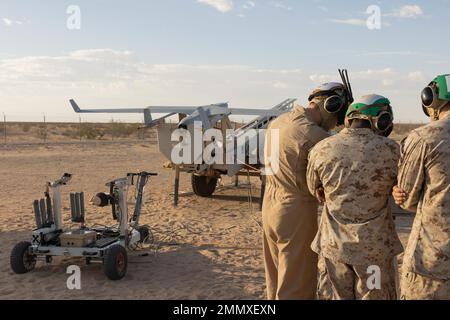 Les Marines des États-Unis affectés au Marine Unhabitée Aerial Vehicle Squadron 2, Marine Aircraft Group 14, 2nd Marine Aircraft Wing, préparent un Blackjack RQ-21A pour le lancement du cours 1-23 au Canon Air Defense Complex (P111), près de Yuma, en Arizona, le 23 septembre 2022. Le cours WTI est un événement de formation de sept semaines organisé par l'escadron des armes et tactiques de l'aviation maritime un, offrant une formation tactique avancée normalisée et une certification des qualifications d'instructeur d'unité pour soutenir la formation et la préparation à l'aviation maritime, et aide à développer et à employer la WEE de l'aviation Banque D'Images