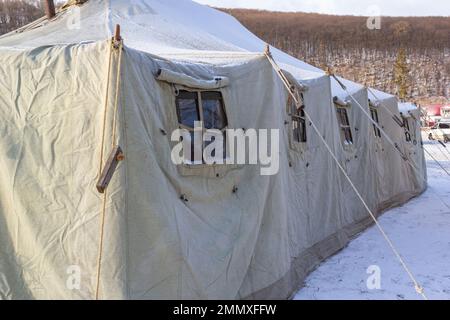 Cordes pour attacher des tentes militaires mobiles. Fixations de tentes militaires préfabriquées en toile de bâche. Banque D'Images