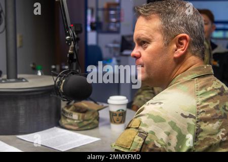 Le colonel de l'armée américaine Bryan M. Harris, l'équipe de combat de la Brigade blindée de 2nd, division d'infanterie de 1st, commandant a parlé lors d'une entrevue sur la radio KJCK à Junction City, on 23 septembre 2022. L’un des sujets abordés a été la récente rotation de la brigade vers le Centre national d’entraînement, fort Irwin, CA., et comment l’expérience a été pour Harris lui-même et la brigade. Banque D'Images