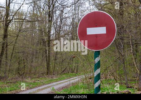 Signalisation routière STOP, brique d'arrêt, panneau d'interdiction à l'entrée de la forêt ou du parc, interdiction de mouvement dans la forêt, interdiction de passage vers Th Banque D'Images