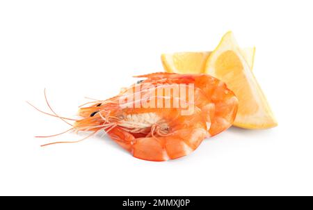 Délicieux crevettes cuites et citron isolé sur blanc Banque D'Images