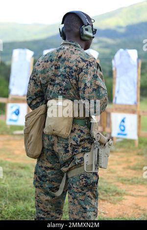 Le sergent Christopher Thompson du corps des Marines des États-Unis, vidéaste de combat pour les installations du corps des Marines Pacific, attend le commandement pour tirer pendant un tir au camp Hansen, Okinawa, Japon, 23 septembre 2022. La gamme a été organisée comme un essai pour les installations de la III Marine Expeditionary Force et du corps des Marines Pacific Marines pour représenter leurs unités individuelles lors de la prochaine compétition de tir de matchs de la Division de l'extrême-Orient. 9ème ESB,M18,M4,Marines,Okinawa,compétition, Banque D'Images