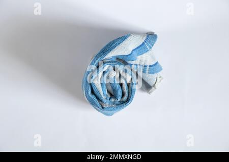 serviette bleue pliée se trouve sur un fond blanc, serviette bleue de bain sur un fond isolé Banque D'Images