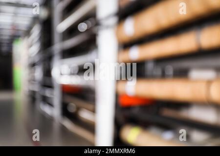Vue floue des supports de stockage avec différents matériaux de construction dans l'entrepôt de gros Banque D'Images