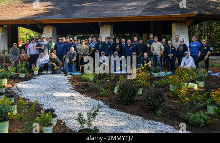 220923-N-MQ631-1109 GROTON, Connecticut (23 septembre 2022) - le personnel de la base sous-marine de New London (SUBASE) a posé une photo de groupe tout en s'associant à la Fondation nationale pour l'éducation environnementale pour la plantation d'un jardin de pollinisateurs dans le parc de loisirs Admiral Fife de Stonington, Connecticut, en l'honneur de la Journée nationale des terres publiques, 24 septembre 2022. Établie en 1994 et tenue chaque année le quatrième samedi, la Journée nationale des terres publiques est traditionnellement le plus important effort bénévole d’une journée au pays. Il célèbre le lien entre les gens et l'espace vert dans leur communauté, Banque D'Images