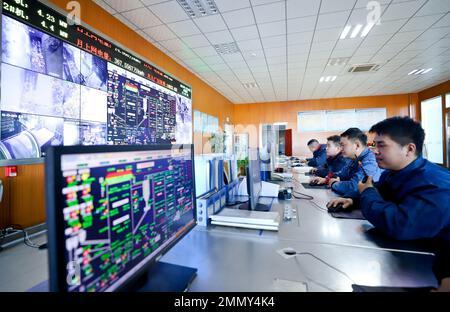ZHANGYE, CHINE - le 29 JANVIER 2023 - personnel de la salle de contrôle centrale de la société Zhangye Biomass Power Generation Company of West China Energy à Zhangye Banque D'Images
