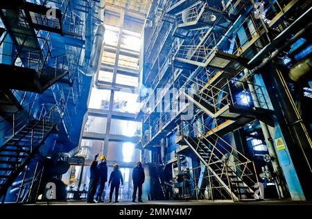 ZHANGYE (CHINE) - le 29 JANVIER 2023 - des membres du personnel vérifient le fonctionnement des chaudières domestiques d'incinération des déchets à la centrale de biomasse de Zhangye o Banque D'Images