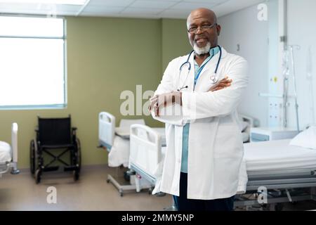 Portrait d'un homme afro-américain heureux travaillant à l'hôpital Banque D'Images