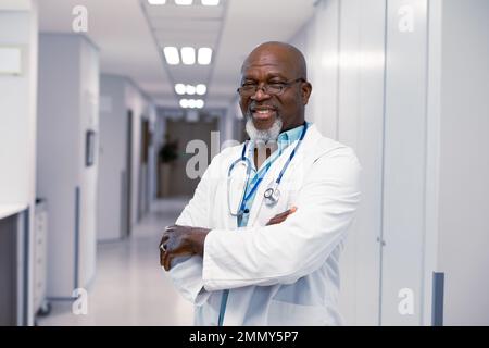 Portrait d'un homme afro-américain heureux travaillant à l'hôpital Banque D'Images