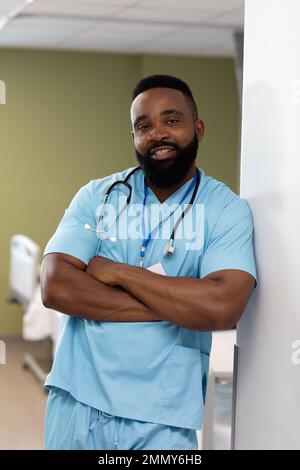 Portrait d'un homme afro-américain heureux travaillant à l'hôpital Banque D'Images
