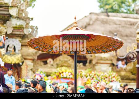 Rite de crémation de la famille royale sur l'île de Bali. Les gens de Topla portent le trône avec les membres de la famille royale. Banque D'Images