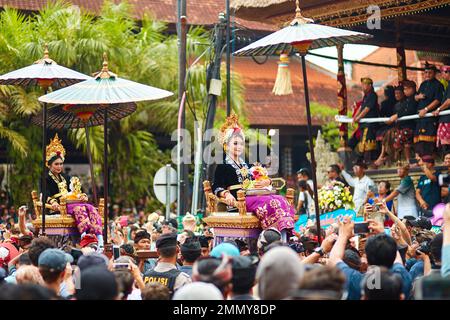 Rite de crémation de la famille royale sur l'île de Bali. Les gens de Topla portent le trône avec les membres de la famille royale. Bali, Indonésie - 03. Banque D'Images