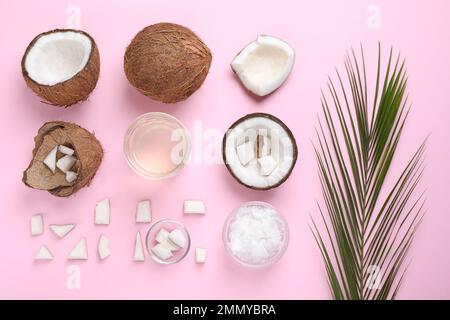 Composition de couche plate avec huile de coco sur fond rose Banque D'Images