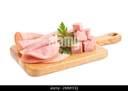 Tranches de jambon frais savoureux avec persil isolé sur blanc Banque D'Images