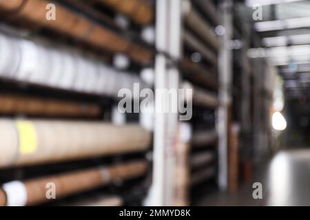 Vue floue des supports de stockage avec différents matériaux de construction dans l'entrepôt de gros Banque D'Images